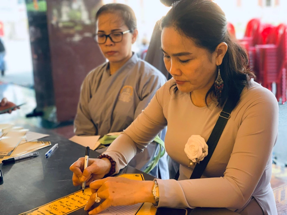 Chị Huỳnh Thị Tuyết Minh đến cầu siêu cho người thân không may qua đời vì đại dịch. Ảnh: THẢO PHƯƠNG