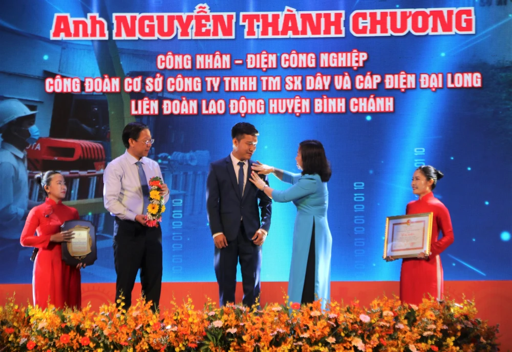 Anh Nguyễn Thành Chương vinh dự nhận bằng khen và biểu trưng của TP. Ảnh: THẢO PHƯƠNG