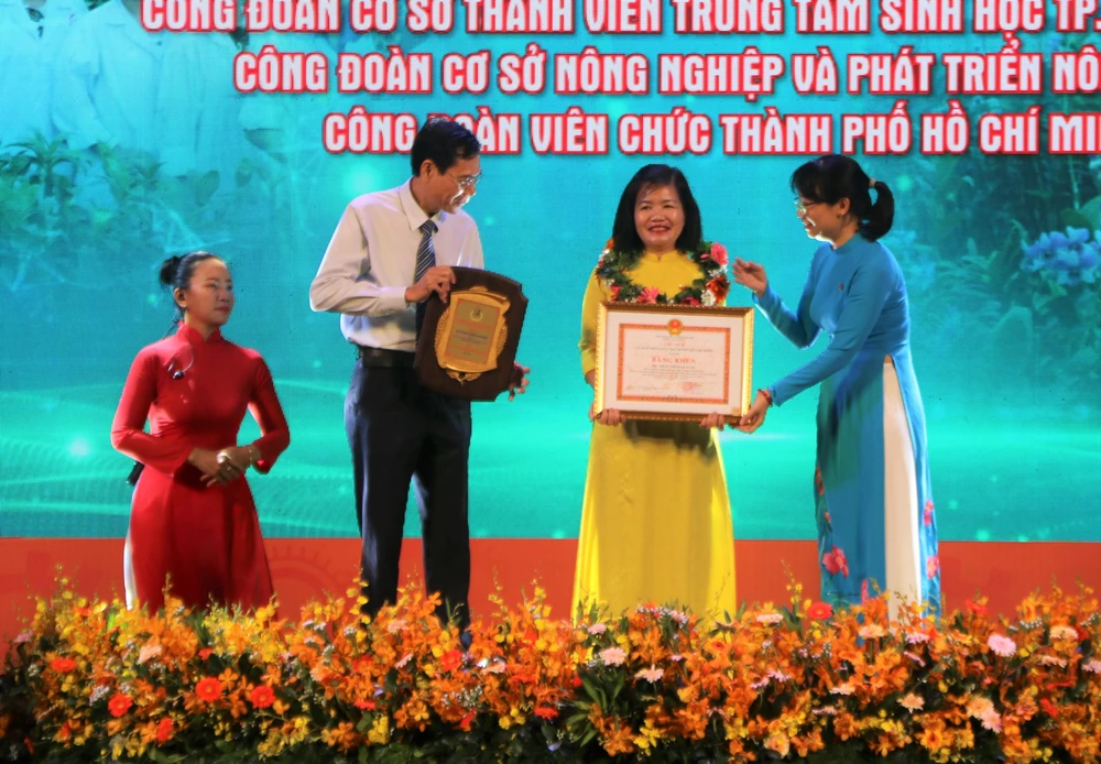 Trao giải thưởng Tôn Đức Thắng lần thứ 22. Ảnh: THẢO PHƯƠNG
