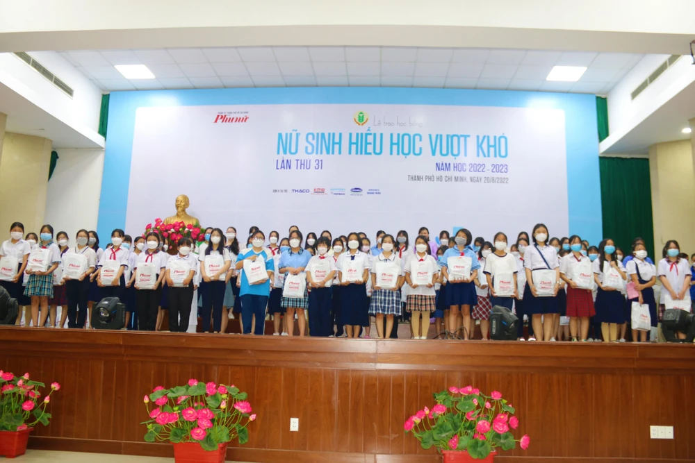 Trao 255 suất học bổng, mỗi suất gồm 2 triệu đồng và một phần quà cho các nữ sinh hiếu học. Ảnh: THẢO PHƯƠNG