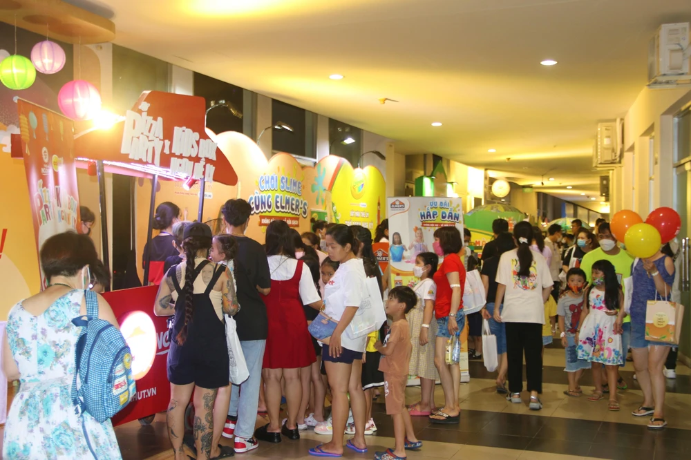 Song song với các hoạt động trải nghiệm là nhiều trò chơi có thưởng dành cho thiếu nhi của các nhãn hàng đối tác.