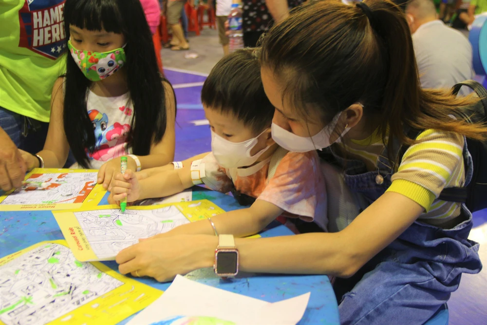 “Tôi thấy ngày hội này lần đầu tổ chức nhưng rất hoành tráng, không khí vô cùng náo nhiệt. Đến đây con trẻ được trải nghiệm nhiều hoạt động thú vị mà cũng không cần chen lấn, không quá đông đúc như các khu du lịch” - chị Thảo bày tỏ.