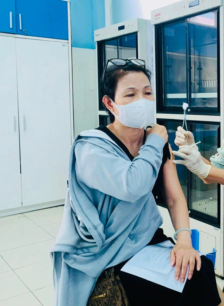 Một người dân đến Trung tâm Y tế quận Bình Tân, TP.HCM tiêm vaccine COVID-19 vào ngày 1-9. Ảnh: THẢO PHƯƠNG