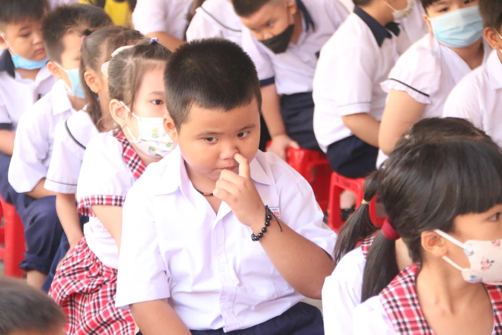 Hôm nay ngày 5-9, thầy trò trường Tiểu học Lý Nhơn (huyện Cần Giờ) tổ chức lễ khai giảng năm học 2022 - 2023. Chủ tịch UBND TP.HCM Phan Văn Mãi đã về dự khai giảng cùng thầy và trò.