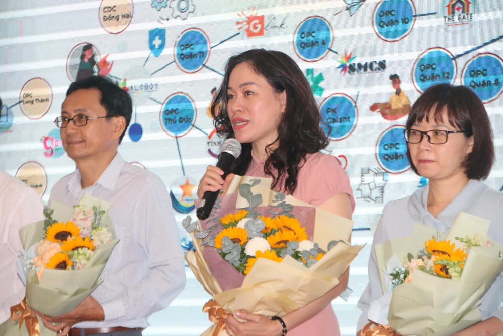 PGS TS. Phan Thị Thu Hương, Cục trưởng Cục Phòng, chống HIV/AIDS Việt Nam chia sẻ tại hội thảo. Ảnh: THẢO PHƯƠNG