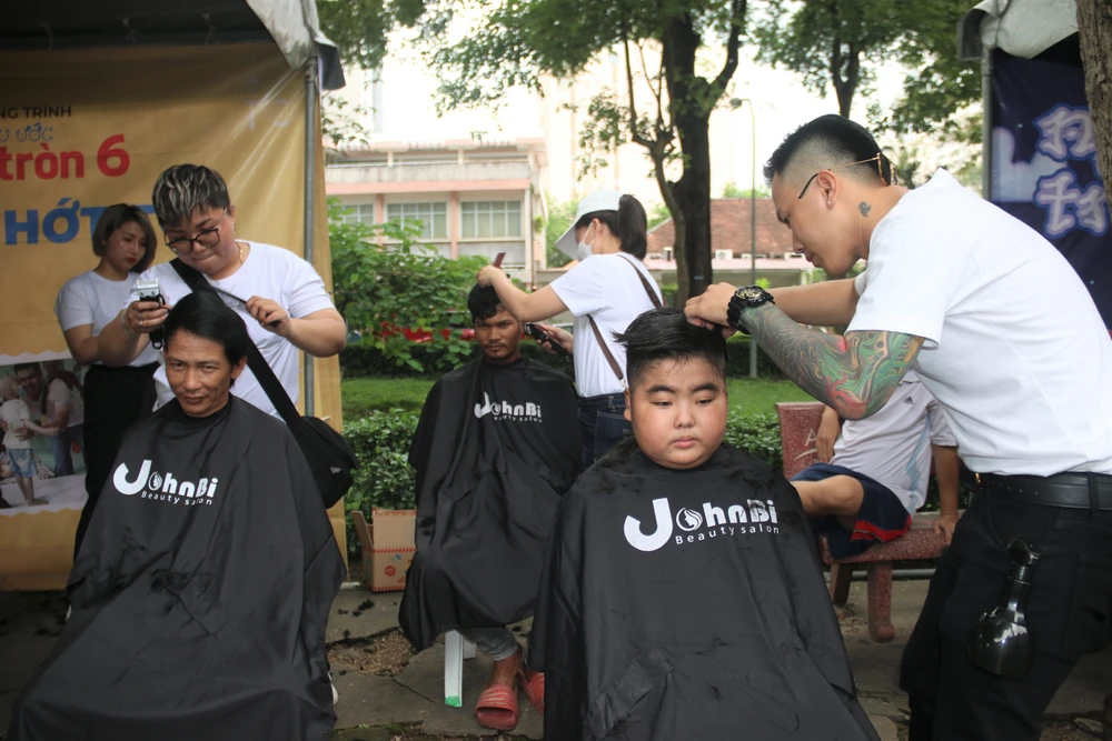 Gian hàng hớt tóc 0 đồng cho các bệnh nhi và thân nhân. Gian hàng hớt tóc 0 đồng cho các bệnh nhi và thân nhân.