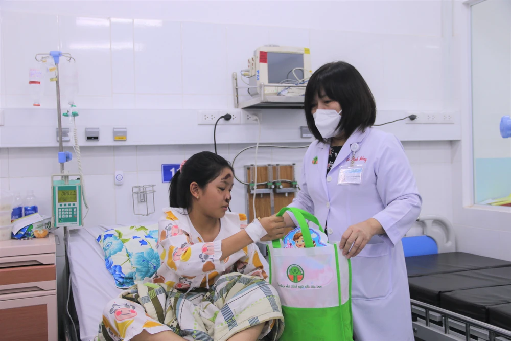 BS Lê Thị Minh Hồng, Phó giám đốc Bệnh viện Nhi đồng 2 tặng quà và hỏi thăm bệnh nhi. BS Lê Thị Minh Hồng, Phó giám đốc Bệnh viện Nhi đồng 2 tặng quà và hỏi thăm bệnh nhi.