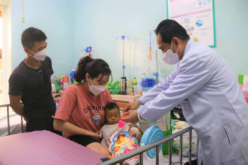 Bác sĩ Trịnh Hữu Tùng, Giám đốc BV Nhi đồng 2 đến từng phòng bệnh để tặng quà cho bệnh nhi. Bác sĩ Trịnh Hữu Tùng, Giám đốc BV Nhi đồng 2 đến từng phòng bệnh để tặng quà cho bệnh nhi.