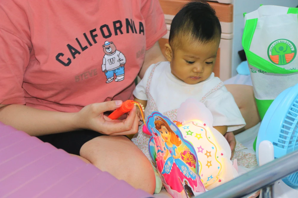 Những ánh đèn trung thu như tiếp thêm niềm vui cho các bé thơ tại bệnh viện. Những ánh đèn trung thu như tiếp thêm niềm vui cho các bé thơ tại bệnh viện.