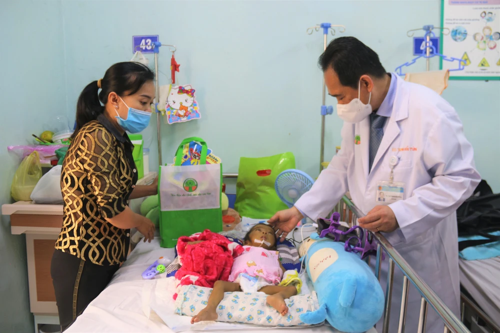 Con chị Phan Thị Ngọc Hiệp đang điều trị tại BV. Con chị Phan Thị Ngọc Hiệp đang điều trị tại BV.