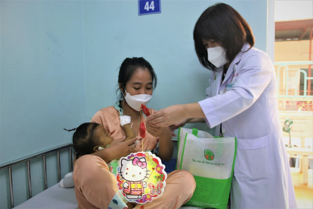 BS Lê Thị Minh Hồng, Phó giám đốc Bệnh viện Nhi đồng 2 tặng quà và hỏi thăm bệnh nhi. BS Lê Thị Minh Hồng, Phó giám đốc Bệnh viện Nhi đồng 2 tặng quà và hỏi thăm bệnh nhi.