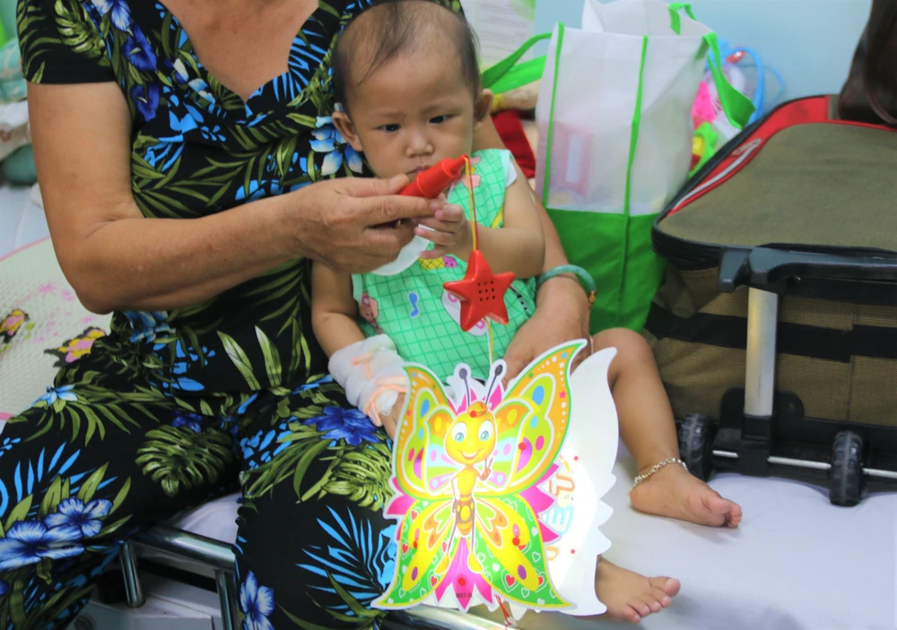 Những ánh mắt bất ngờ và thích thú khi nhìn thấy chiếc đèn trung thu của bệnh nhi. Những ánh mắt bất ngờ và thích thú khi nhìn thấy chiếc đèn trung thu của bệnh nhi.