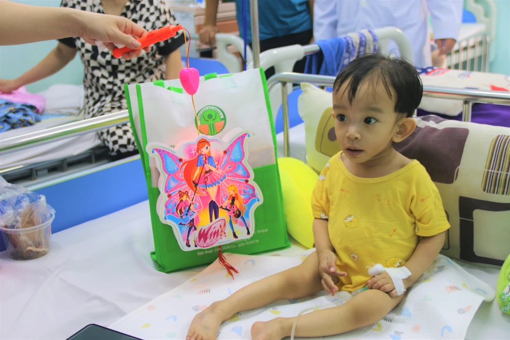 Ánh mắt trẻ thơ và ánh đèn trung thu là cùng một màu lấp lánh. Ánh mắt trẻ thơ và ánh đèn trung thu là cùng một màu lấp lánh.