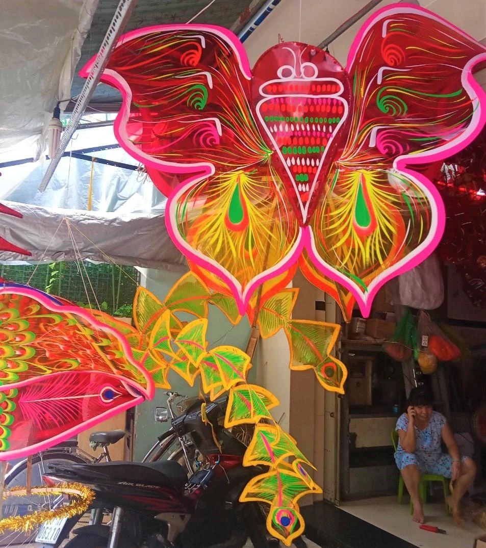 Xóm lồng đèn Phú Bình ngập trong sắc đỏ vàng của những chiếc lồng đèn nan tre truyền thống. Ảnh: THẢO PHƯƠNG