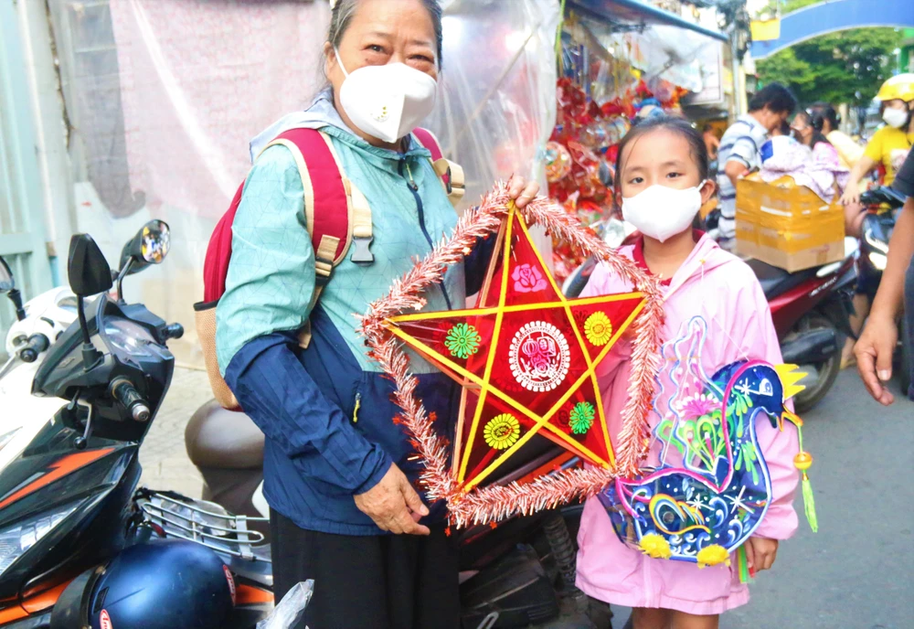 Trẻ em háo hức khi được chơi lồng đèn đủ hình dáng, màu sắc. Ảnh: THẢO PHƯƠNG