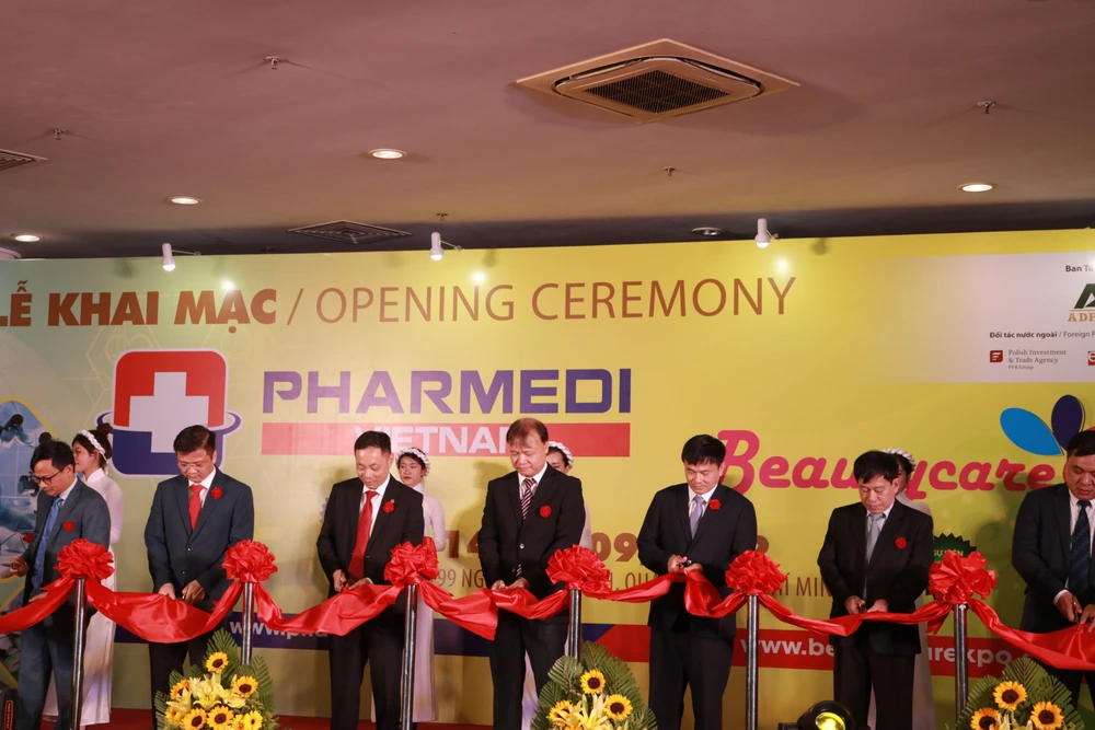 Các đại biểu cắt băng khai mạc triển lãm. Ảnh: VÕ THƠ