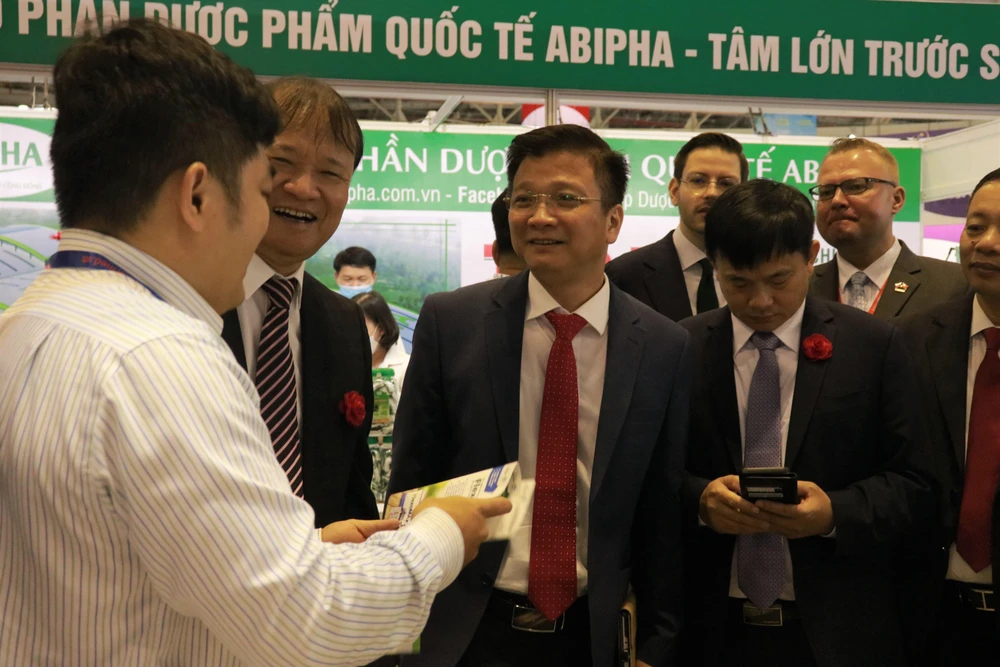 Các đại biểu đến thăm hỏi các gian hàng trưng bày. Ảnh: VÕ THƠ