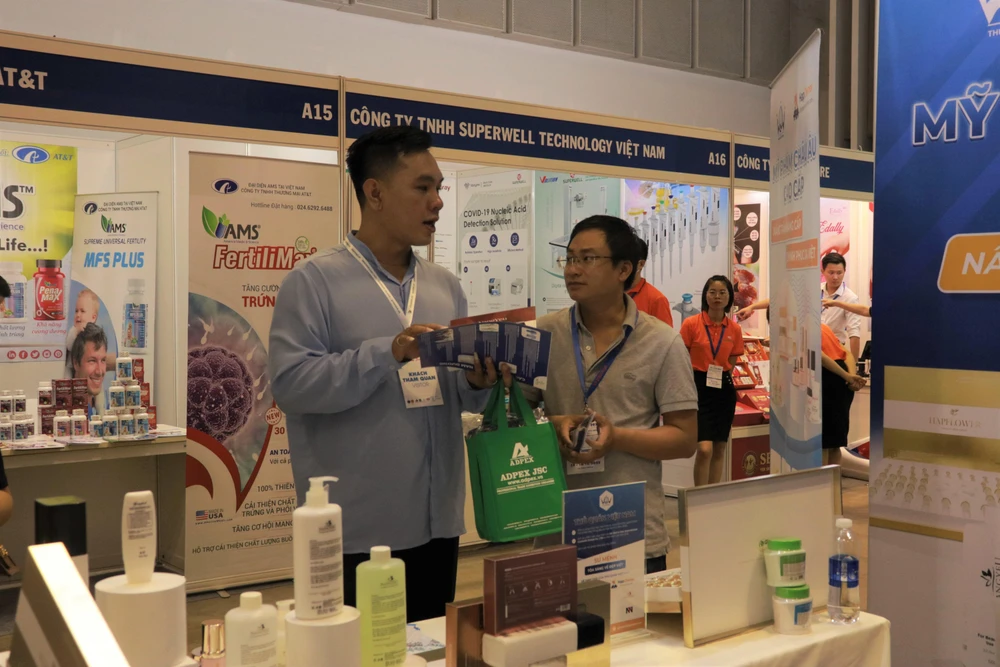 Khách tham quan trải nghiệm sản phẩm tại triển lãm. Ảnh: VÕ THƠ