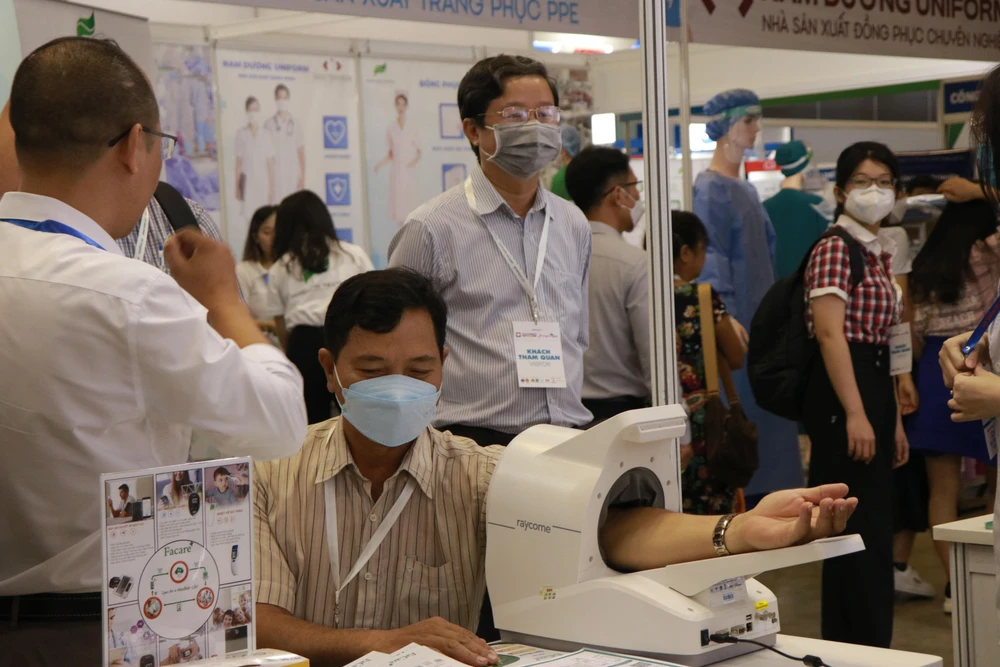 Khách tham quan trải nghiệm sản phẩm tại triển lãm. Ảnh: VÕ THƠ