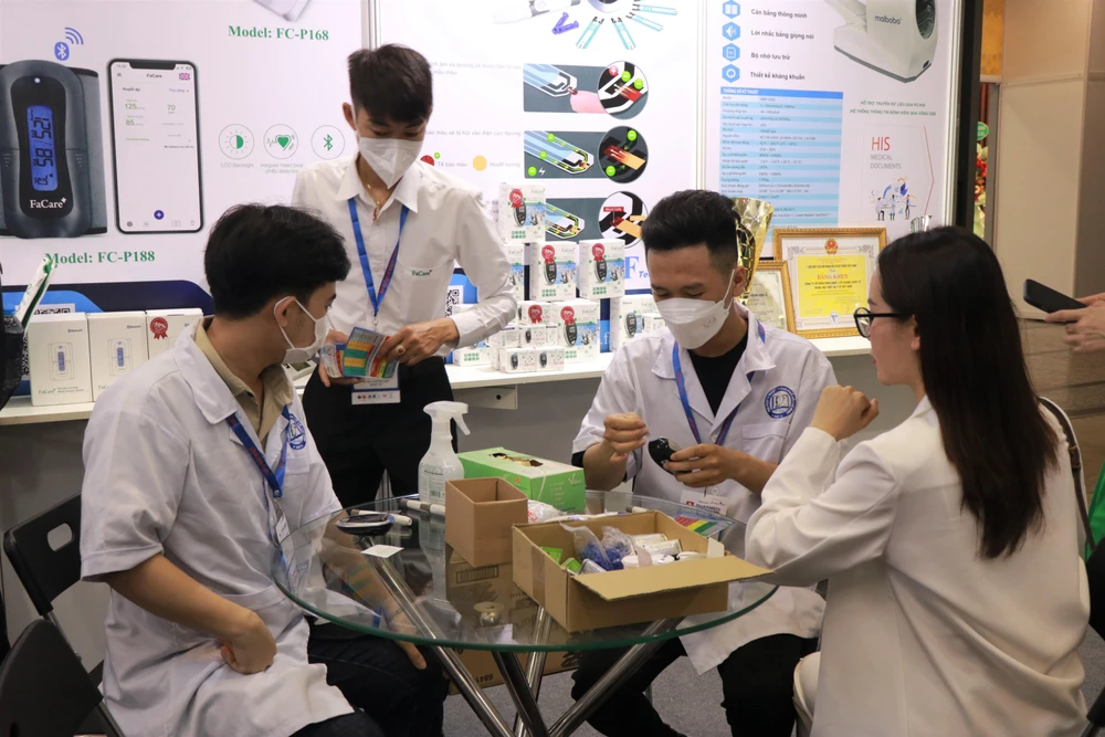 Khách tham quan trải nghiệm sản phẩm tại triển lãm. Ảnh: VÕ THƠ