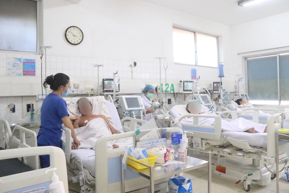 Các điều dưỡng tất bật công việc chăm sóc bệnh nhân. Ảnh: THẢO PHƯƠNG