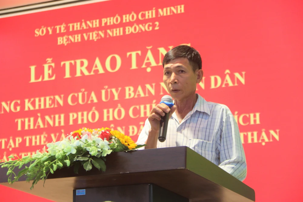 Ông Phạm Văn Lực - cha thiếu niên 15 tuổi được ghép thận thành công, xúc động nói lời cảm ơn. Ảnh: THẢO PHƯƠNG