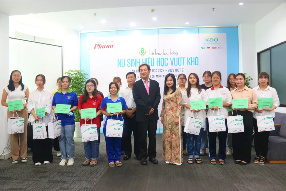 Báo Phụ Nữ cùng đơn vị đồng hành trao 15 suất học bổng, mỗi suất trị giá 10 triệu đồng. Ảnh: THẢO PHƯƠNG