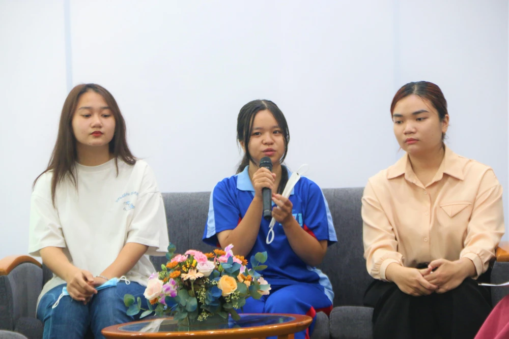 Lê Nguyễn Mỹ Tuyền mong có thể hoàn thành con đường học tập, đi làm để lo cho em trai của mình. Ảnh: THẢO PHƯƠNG