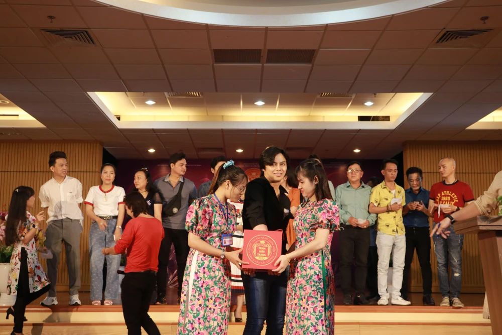 Các thí sinh bốc thăm thứ tự dự thi đêm chung kết. Ảnh: VÕ THƠ