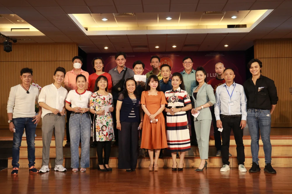 Các thí sinh xuất sắc lọt vào vòng chung kết cuộc thi tài năng diễn viên Sân khấu Cải lương Trần Hữu Trang năm 2022. Ảnh: VÕ THƠ