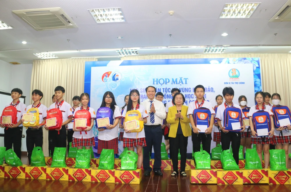 Trao 130 suất học bổng cho các HS bị ảnh hưởng bởi dịch COVID-19. Ảnh: THẢO PHƯƠNG