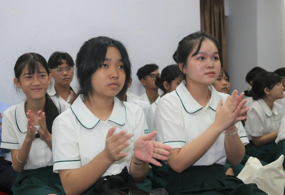 Các em HS cảm thấy may mắn khi nhận được sự hỗ trợ từ quỹ học bổng. Ảnh: THẢO PHƯƠNG