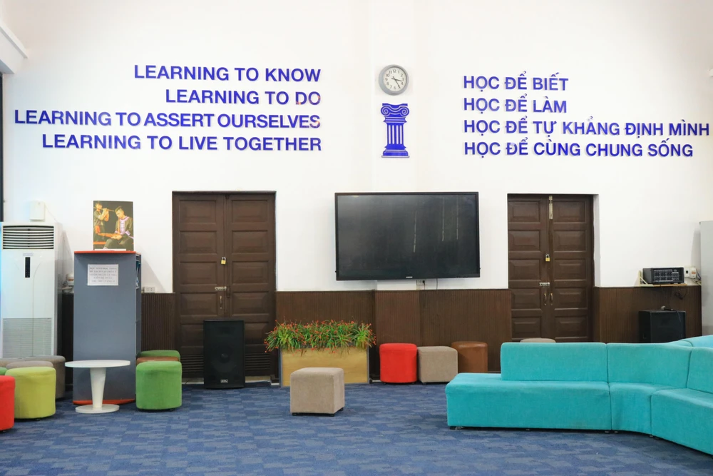 Ngoài ra, nhà trường cũng bố trí thêm tivi để trình chiếu phim tư liệu, phục vụ quá trình sinh hoạt, đưa kiến thức đến các em một cách sinh động hơn.