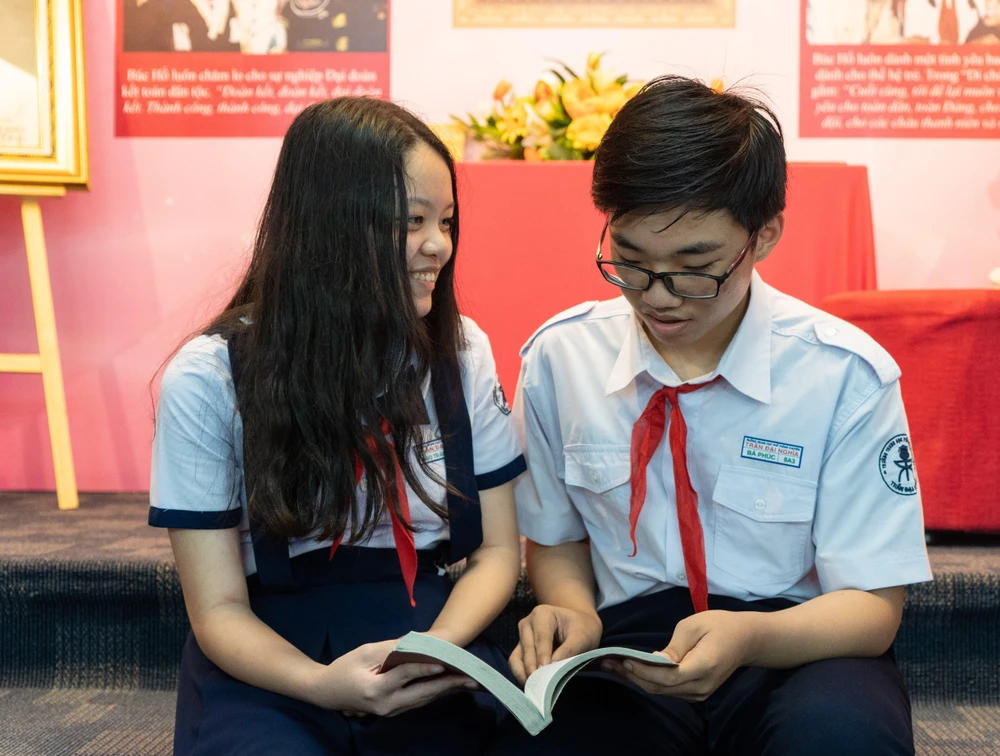 Các bạn học sinh thích thú khi tham gia vào không gian văn hóa Hồ Chí Minh tại trường. Ảnh: CLB Specture trường THPT chuyên Trần Đại Nghĩa