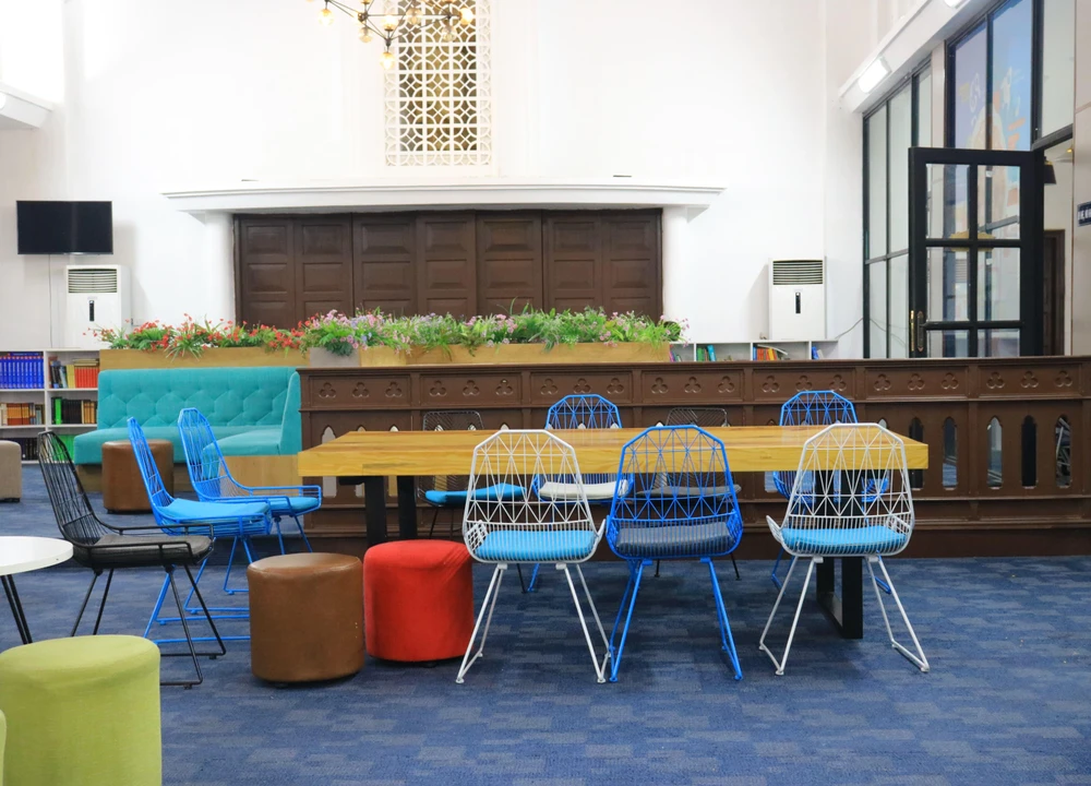 Với không gian học tập rộng rãi, thoáng mát, tiện nghi thích hợp để các em học sinh đến để học nhóm, thảo luận, tự học.