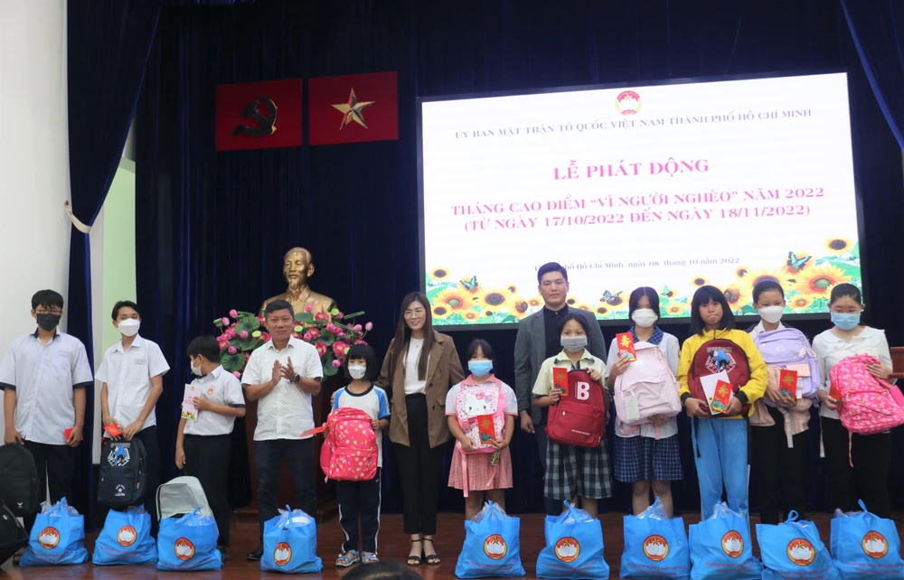Quỹ “Vì người nghèo” hỗ trợ học bổng Nguyễn Hữu Thọ cho 1.867 học sinh, sinh viên. Ảnh: TÚ NGÂN