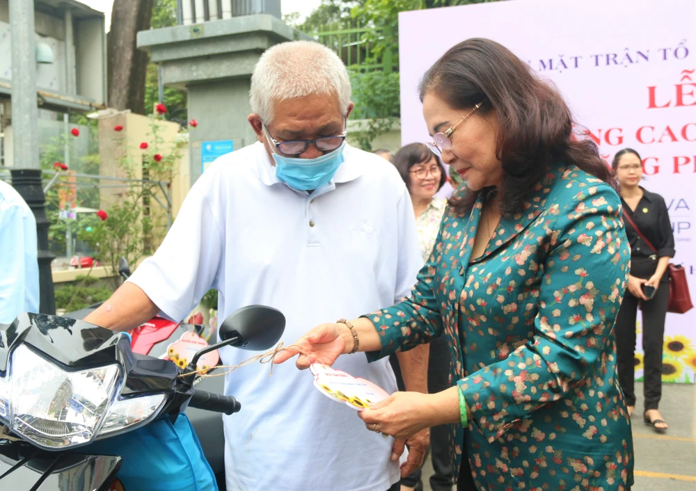 Bà Nguyễn Thị Lệ - Phó Bí thư Thành ủy, Chủ tịch Hội đồng nhân dân TP.HCM chia sẻ niềm vui cùng người dân được nhận xe máy. Ảnh: TÚ NGÂN