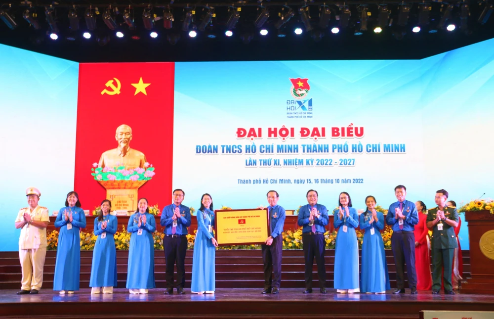 Ông Nguyễn Văn Nên tặng bảng đồng cho tuổi trẻ TP. Ảnh: THẢO PHƯƠNG