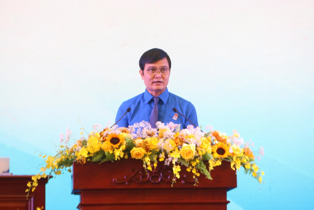 Ông Bùi Quang Huy - Bí thư thứ nhất Trung ương Đoàn TNCS Hồ Chí Minh chúc mừng thành tích đã đạt được của BCH Đoàn nhiệm kỳ vừa qua. Ảnh: THẢO PHƯƠNG