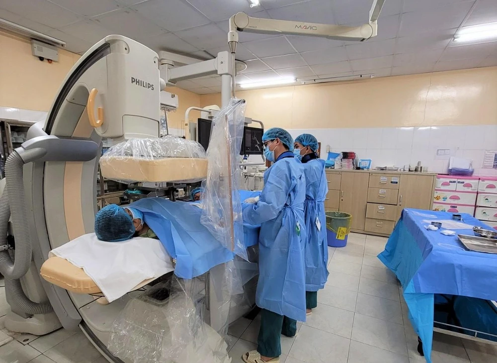 Bác sĩ bệnh viện Nguyễn Tri Phương can thiệp ca ngưng tim ngoại viện. Ảnh: BVCC