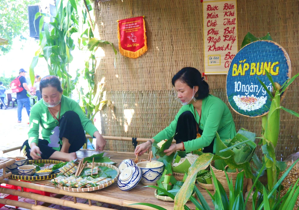 Cô Nguyễn Thị Nhàn háo hức gói từng nắm xôi để dự thi. Ảnh: THẢO PHƯƠNG