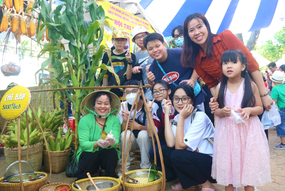 Gánh chè bắp trường THPT Nam Kỳ Khởi Nghĩa thu hút đông đảo khách hàng. Ảnh: THẢO PHƯƠNG