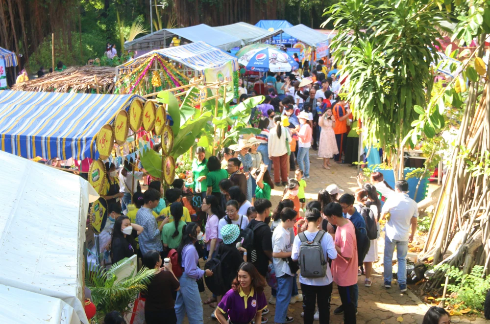 Chuỗi hoạt động Tháng nhớ ơn thầy cô thu hút đông đảo giáo viên tham gia. Ảnh: THẢO PHƯƠNG