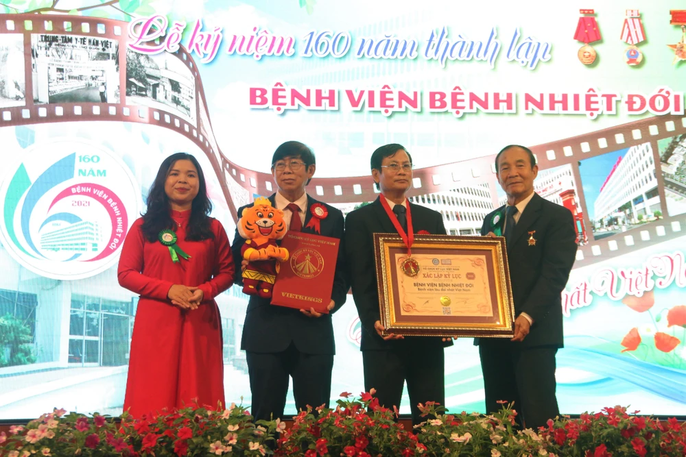 Bệnh viện Bệnh nhiệt đới TP.HCM nhận bằng xác lập kỷ lục Bệnh viện lâu đời nhất Việt Nam. Ảnh: THẢO PHƯƠNG