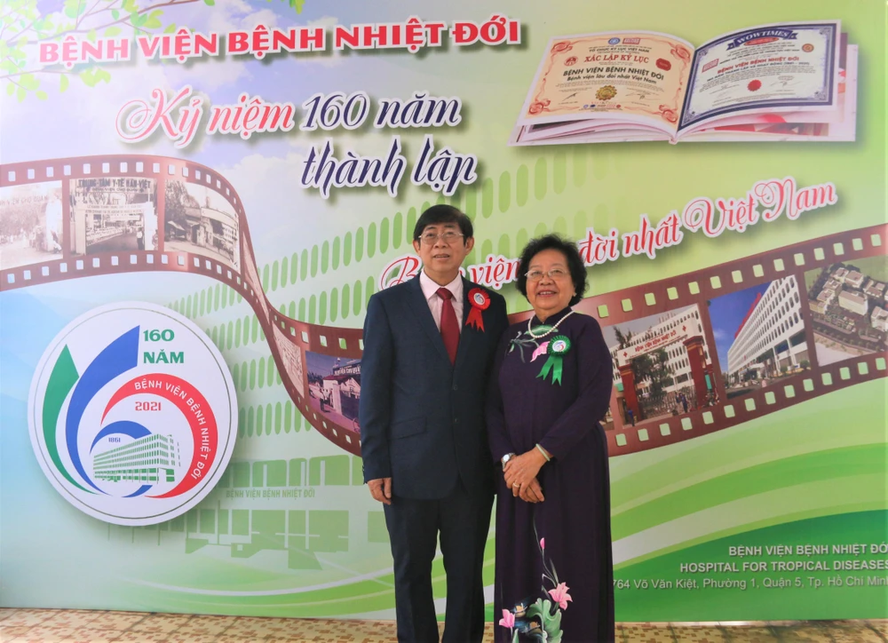 Bà Nguyễn Thị Hoài Thu (phải) được sinh ra tại Bệnh viện Chợ Quán. Ảnh: THẢO PHƯƠNG