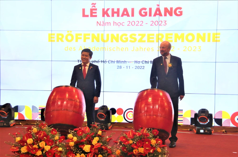 PGS Nguyễn Thanh Hiệp - hiệu trưởng ĐH Y Khoa Phạm Ngọc Thạch cùng hiệu trưởng ĐH Y Khoa Johannes Gutenberg, Mainz (Đức) đánh trống khai giảng. Ảnh: THẢO PHƯƠNG