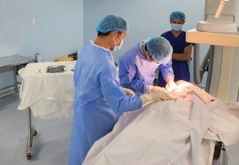 Bác sĩ BV huyện Bình Chánh thay máy tạo nhịp vĩnh viễn cho bệnh nhân. Ảnh: BVCC