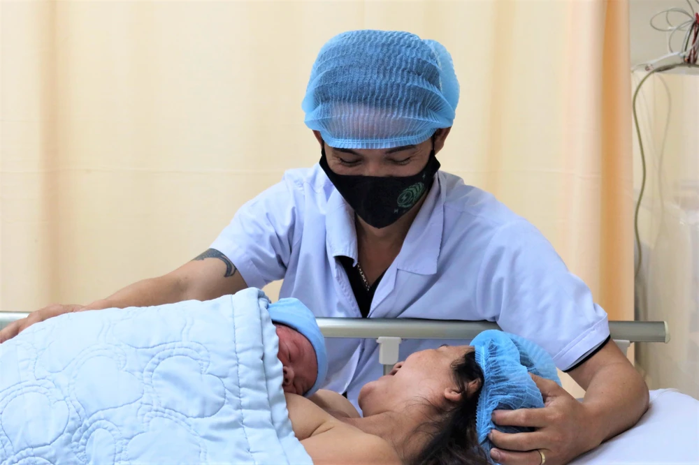 Bé trai thứ hai cũng được ra đời vào khoảnh khắc đáng nhớ 0 giờ 0 phút bằng phương pháp mổ lấy thai da kề da. Ảnh: THẢO PHƯƠNG Bé trai thứ hai cũng được ra đời vào khoảnh khắc đáng nhớ 0 giờ 0 phút bằng phương pháp mổ lấy thai da kề da. Ảnh: THẢO PHƯƠNG