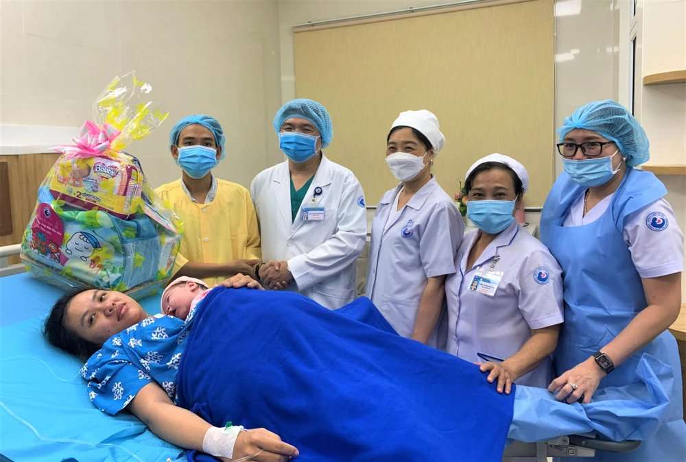 BS-CK2 Phạm Thanh Hải (thứ 2 từ trái sang) bắt tay chia vui cùng người nhà sản phụ. Ảnh: THẢO PHƯƠNG BS-CK2 Phạm Thanh Hải (thứ 2 từ trái sang) bắt tay chia vui cùng người nhà sản phụ. Ảnh: THẢO PHƯƠNG