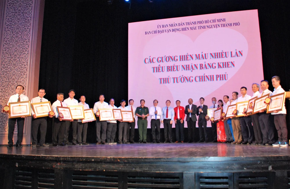 17 cá nhân hiến máu trên 70 lần được nhận bằng khen của Thủ tướng Chính phủ. Ảnh: THẢO PHƯƠNG